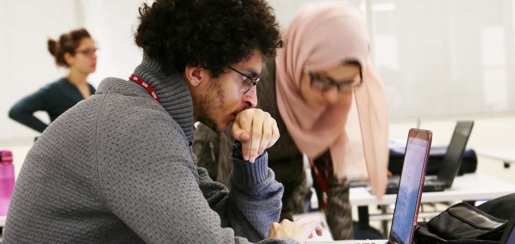 معمل عبد اللطيف جميل لمكافحة الفقر في معهد ماساتشوستس للتكنولوجيا في مبادرة جديدة لتعزيز فرص اللاجئين في مجال التعليم العالي
